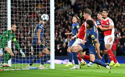 Arsenal trừng phạt Atletico bằng bóng chết