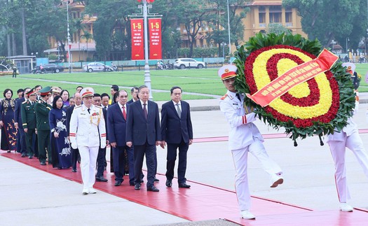 Lãnh đạo Đảng, Nhà nước vào Lăng viếng Chủ tịch Hồ Chí Minh nhân kỷ niệm 51 năm Ngày giải phóng miền Nam, thống nhất đất nước