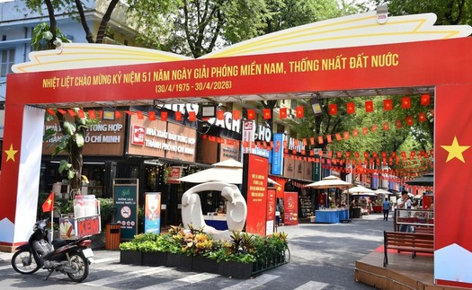 TP. Hồ Chí Minh: Rộn ràng cờ hoa chào mừng 51 năm Ngày thống nhất đất nước