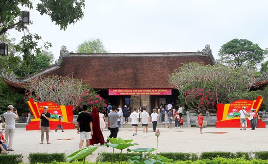 Hàng ngàn du khách về Khu di tích quốc gia đặc biệt Kim Liên