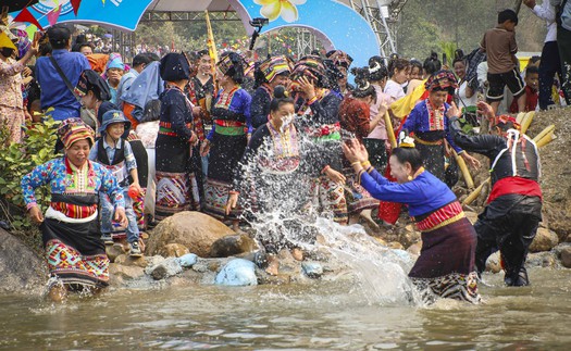 Tưng bừng Lễ hội Tết Té nước của người Lào ở Núa Ngam, tỉnh Điện Biên
