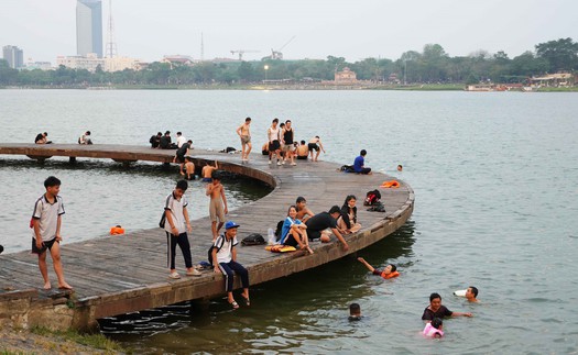 Người dân thành phố Huế ra sông Hương giải nhiệt nắng nóng