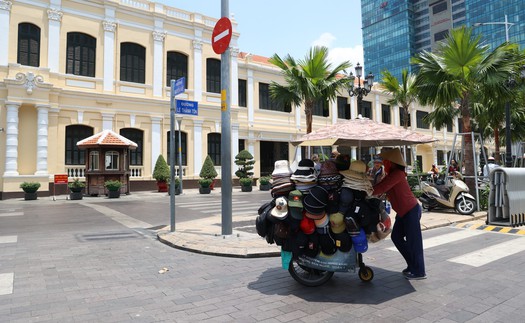 Người dân xoay sở dưới nắng nóng cao điểm ở Thành phố Hồ Chí Minh