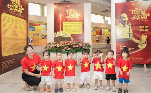 Bảo tàng Hồ Chí Minh thu hút đông du khách dịp kỷ niệm 136 năm Ngày sinh của Bác