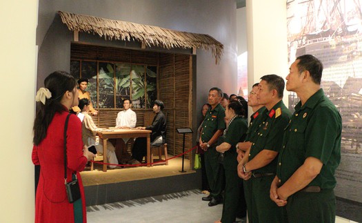 Đông đảo người dân tới tham quan Khu di tích cụ Phó bảng Nguyễn Sinh Sắc