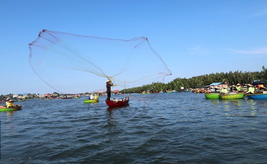Lênh đênh thuyền thúng trong ngôi làng đẹp nhất thế giới ở Đà Nẵng