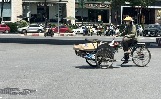 Người dân Hà Nội chật vật mưu sinh dưới nắng nóng gay gắt 40 độ C