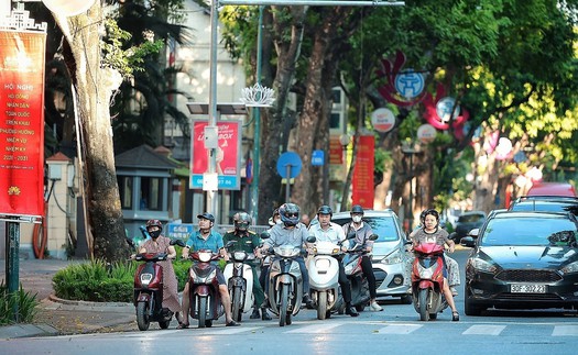 Người Hà Nội "chạy đua" với nắng Hè