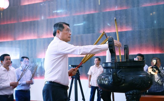 Thủ tướng dâng hương tưởng niệm các Anh hùng liệt sĩ thành phố Cần Thơ