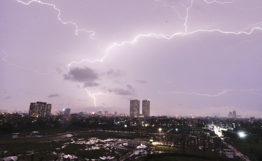  Cảnh báo dông lốc kèm sét và mưa đá ở Hà Nội