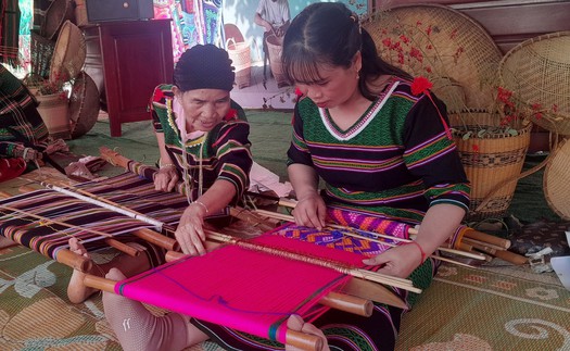 Giữ hồn thổ cẩm M’nông