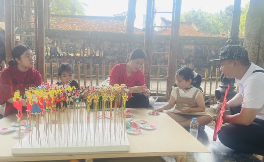 “Một ngày rong chơi” tại Văn Miếu - Quốc Tử Giám dịp 1/6