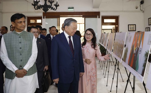 Tổng Bí thư, Chủ tịch nước tham quan trưng bày ảnh 10 năm Quan hệ Đối tác chiến lược toàn diện Việt Nam - Ấn Độ