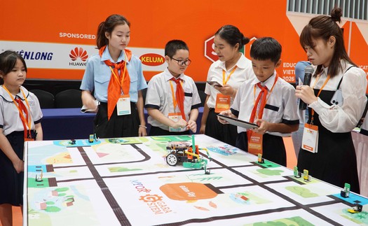 Con người giữ vai trò trung tâm trong giáo dục thông minh