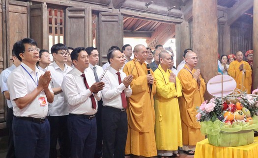 Lễ hội chùa Bút Tháp (Bắc Ninh) thu hút đông đảo người dân tham dự