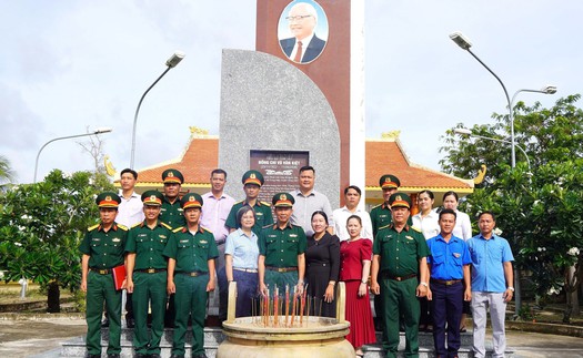 Dâng hương tưởng nhớ Thủ tướng Võ Văn Kiệt