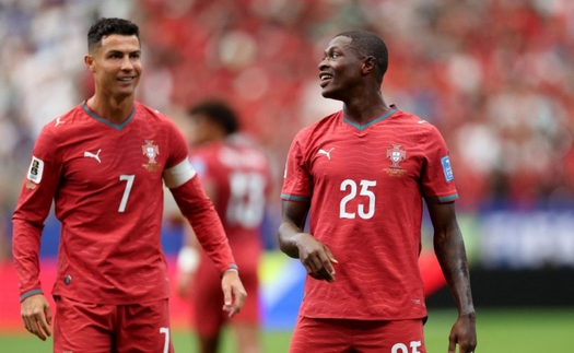 Ronaldo tiết lộ nhường đàn em đá phạt để lừa thủ môn, được Henry khen ngợi về 'tinh thần đồng đội'