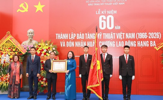 Phó Chủ tịch nước Võ Thị Ánh Xuân trao Huân chương Lao động hạng Ba tặng Bảo tàng Mỹ thuật Việt Nam