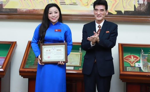 NSƯT Tố Nga giành Cúp Vàng Liên hoan Nghệ thuật Hữu nghị Mùa xuân Tháng Tư ở Triều Tiên