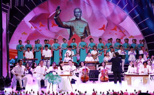 Chương trình nghệ thuật 'Hồ Chí Minh - Nguồn sáng dẫn đường' 