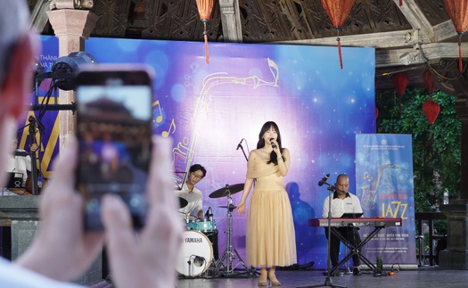 Khi âm nhạc níu bước chân du khách bên hồ Gươm