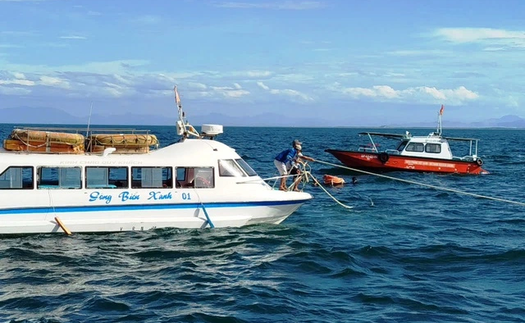 Cứu hộ thành công 19 người trên ca nô bị chìm ở vùng biển Cửa Đại