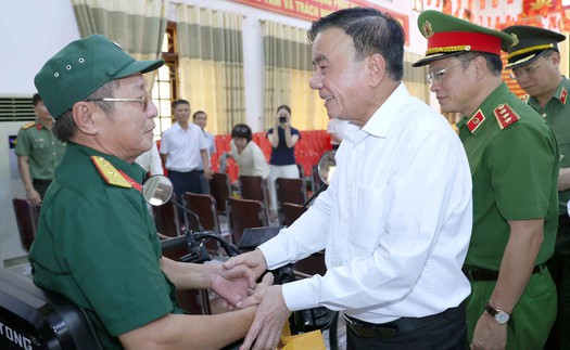 Thường trực Ban Bí thư Trần Cẩm Tú thăm, tặng quà tại Trung tâm điều dưỡng thương binh Nghệ An