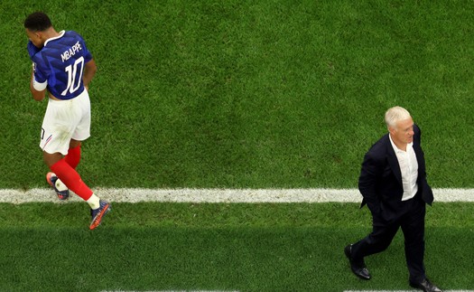 Đoản khúc World Cup: Đứng dậy và hát giữa tàn tro