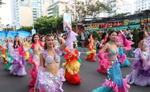 Rực rỡ sắc màu Carnival đường phố Festival Biển Khánh Hòa 2026