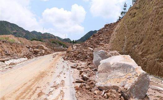 Lai Châu: Mưa lớn gây sạt lở, chia cắt Quốc lộ 32 và Quốc lộ 279 qua Mường Than