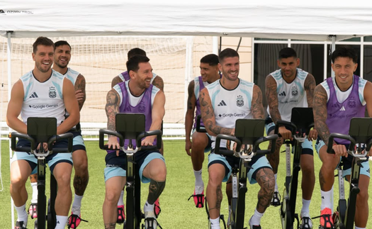 Messi khiến các đồng đội Argentina bất ngờ với món quà đặc biệt sau World Cup