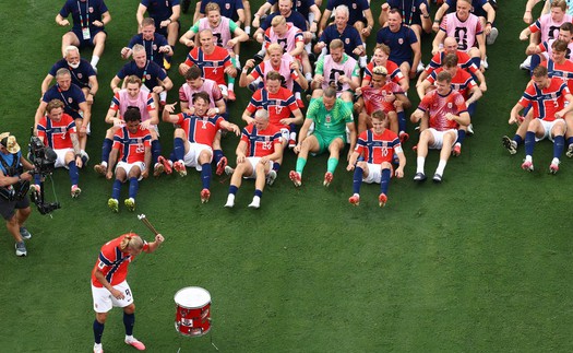 Haaland gõ trống dẫn dắt màn ăn mừng khi ĐT Na Uy làm nên lịch sử ở World Cup 2026