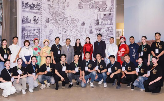 Ca sĩ Chi Pu lan tỏa sắc màu văn hóa Việt Nam tại Manila