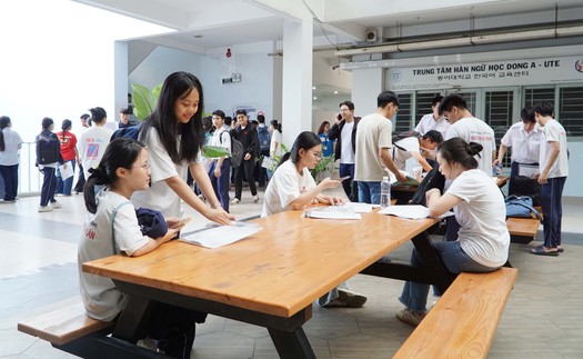 Tuyển sinh đại học 2026: Điểm chuẩn một số ngành luật giảm, khoa học sức khoẻ tăng