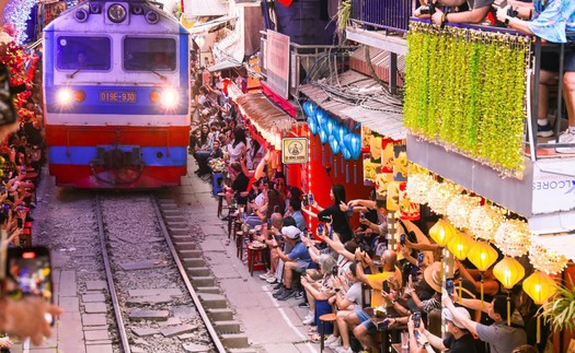 Xác minh clip nữ du khách bị tàu hỏa hất văng điện thoại ở "phố cà phê đường tàu"