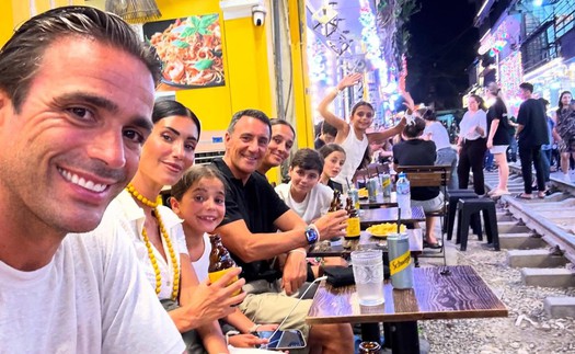 Cựu tiền đạo Juventus du lịch khám phá Việt Nam: Từ Hà Nội nghìn năm văn hiến đến kỳ quan biển đảo miền Bắc