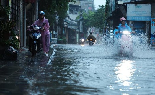 Cảnh báo mưa dông kèm lốc sét tại Hà Nội, lũ quét và sạt lở đất ở 3 tỉnh miền núi phía Bắc