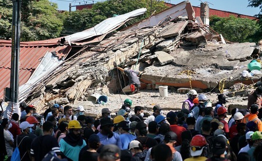 Tiếp tục tìm kiếm người sống sót sau trận động đất tại Colombia