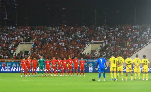 Phút mặc niệm xúc động dành cho HLV Phan Thanh Hùng trước trận Việt Nam vs Malaysia