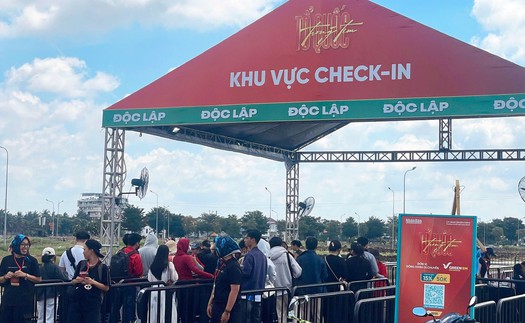 Khán giả xếp hàng đổi vé xem chương trình “Tổ quốc trong tim” 