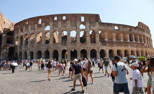 Tây Ban Nha và Italy chạm ngưỡng tới hạn về du lịch