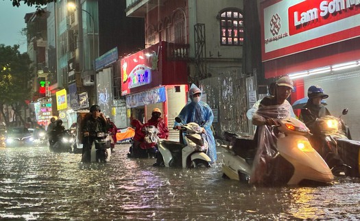 Hà Nội: Khuyến cáo người dân hạn chế đi vào khu vực ngập sâu