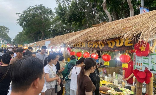 Đông đảo người dân đến với lễ ẩm thực Tây Đô dịp lễ