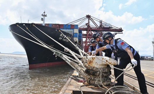 Trung Quốc nâng mức ứng phó khẩn cấp với bão Dolphin