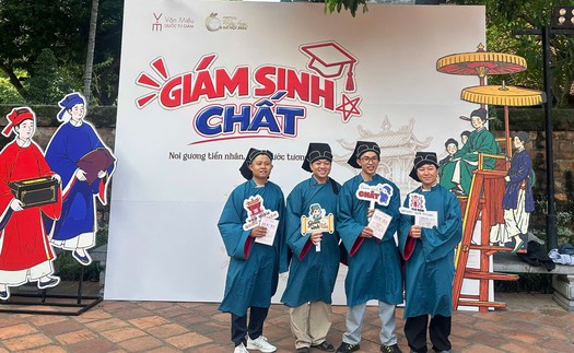 Du khách hào hứng 'Nhận học bạ, làm Giám sinh' - trải nghiệm độc đáo tại Văn Miếu - Quốc Tử Giám