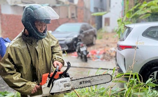 Áp thấp nhiệt đới vẫn giữ hướng di chuyển trên vùng biển Quảng Trị và thành phố Đà Nẵng
