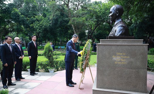 Thủ tướng Lê Minh Hưng dâng hương tại tượng Bác Hồ ở New Delhi