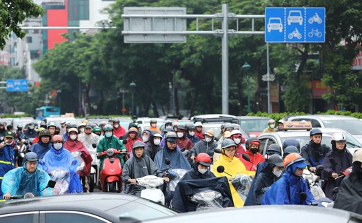Giao thông Hà Nội ùn tắc nhiều nơi sau mưa lớn