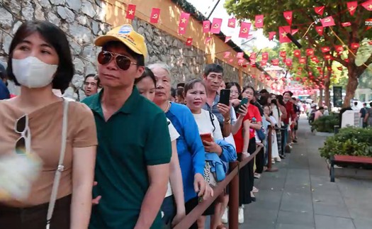 Xếp hàng dài vào tham quan Nhà tù Hỏa lò