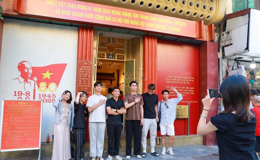 Hà Nội: Đông đảo du khách tìm về "địa chỉ đỏ" 48 Hàng Ngang trong ngày Quốc khánh